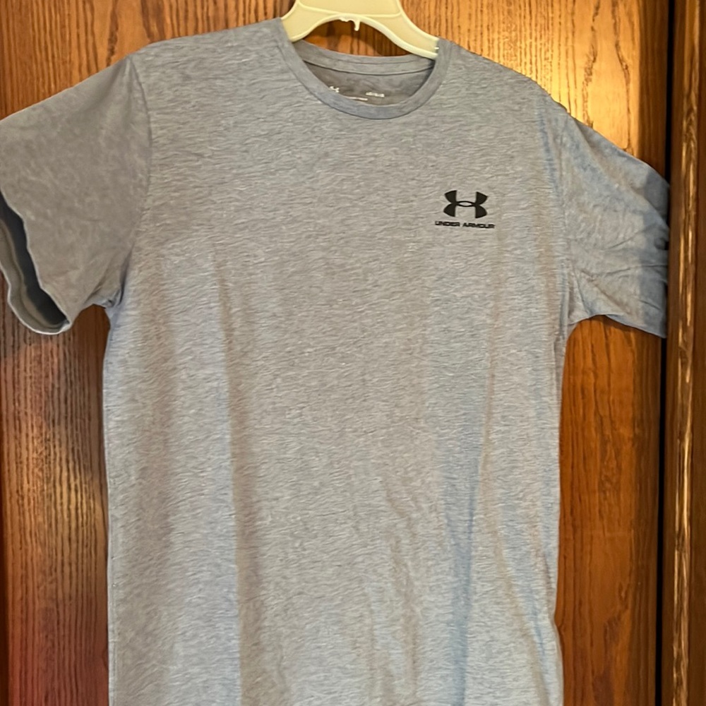 Men’s Under Armour loose fitting gray T shirt, dry weave fabric, size large